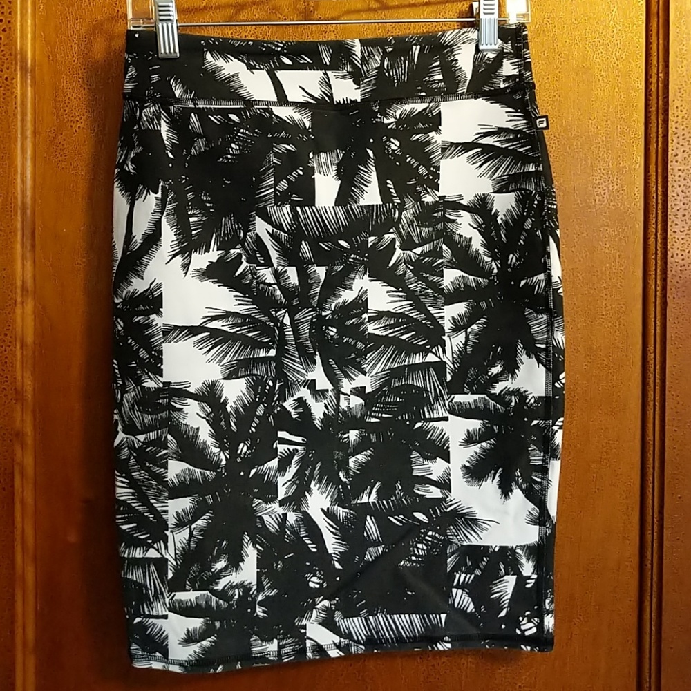 Fabletics Cora Malibu skirt w/ palm pattern